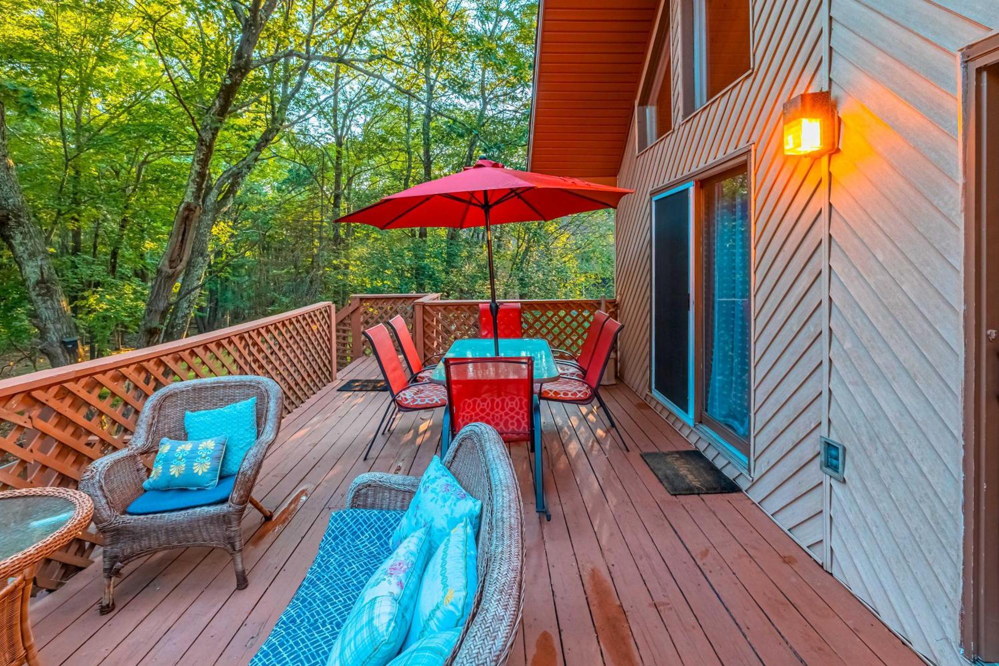 לייק הרמוני Poconos Ski Retreat With Sauna, Hot Tub, And Game Room מראה חיצוני תמונה