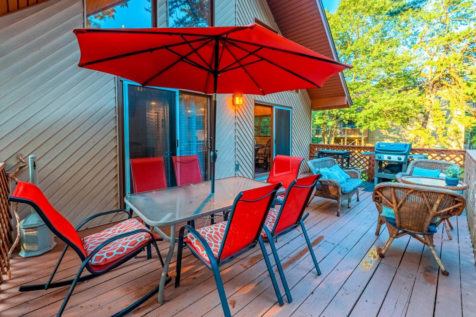 לייק הרמוני Poconos Ski Retreat With Sauna, Hot Tub, And Game Room מראה חיצוני תמונה