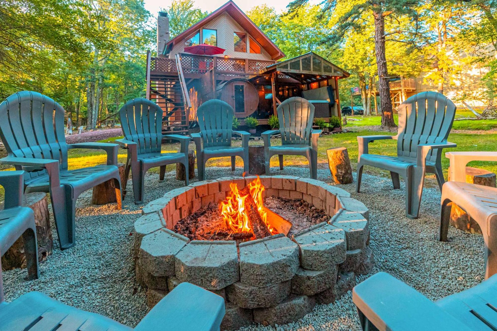 לייק הרמוני Poconos Ski Retreat With Sauna, Hot Tub, And Game Room מראה חיצוני תמונה