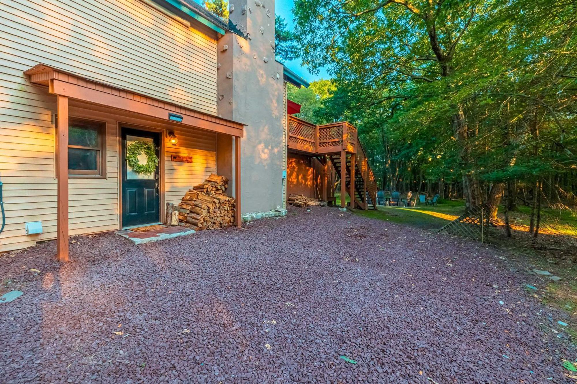 לייק הרמוני Poconos Ski Retreat With Sauna, Hot Tub, And Game Room מראה חיצוני תמונה