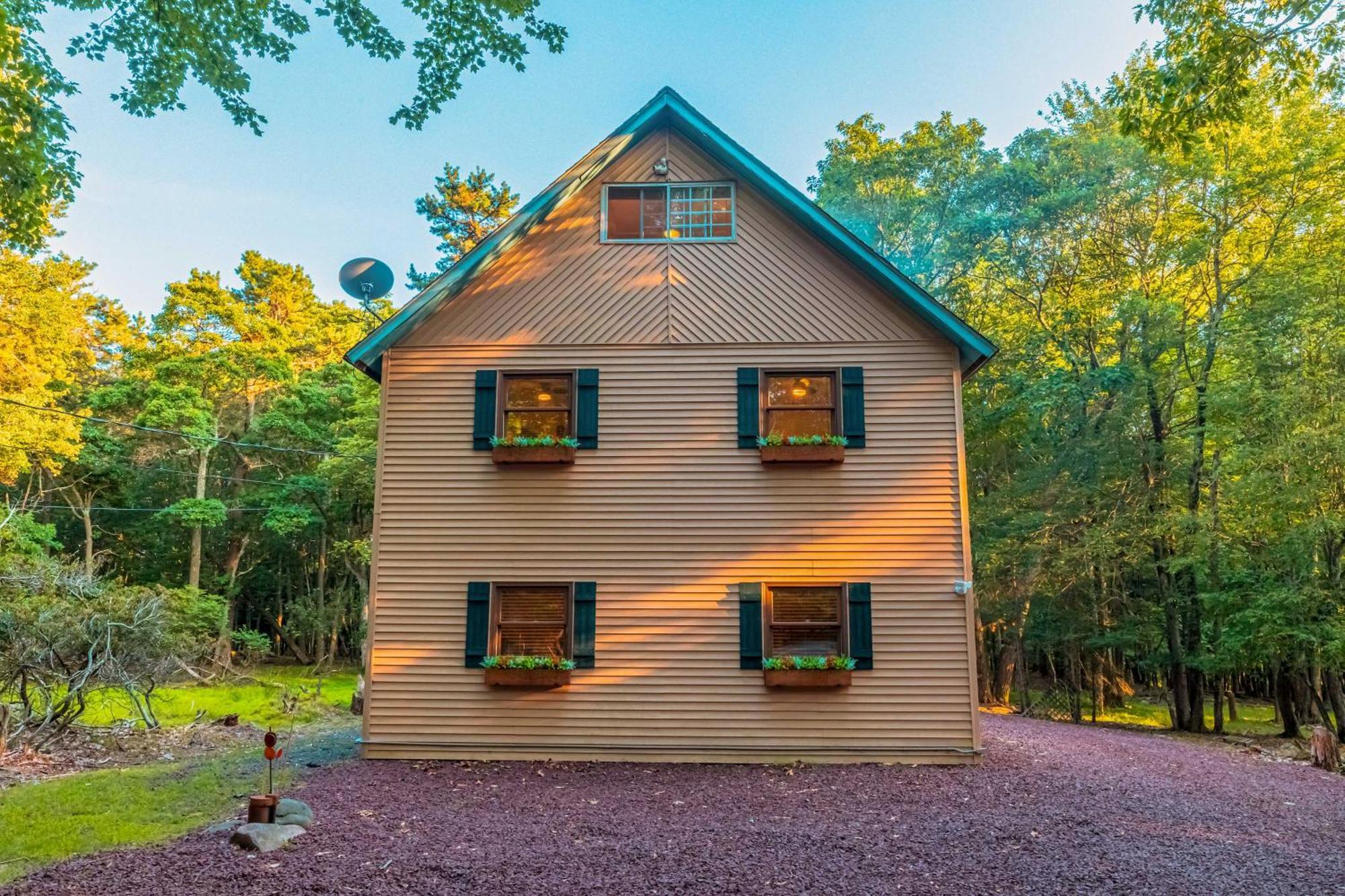 לייק הרמוני Poconos Ski Retreat With Sauna, Hot Tub, And Game Room מראה חיצוני תמונה